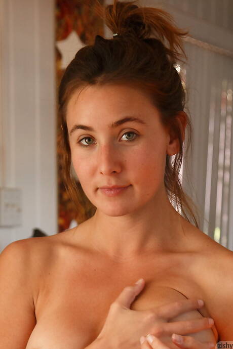 Zishy are pleased to offer you a free photos featuring Bea Wolf has a hot shape